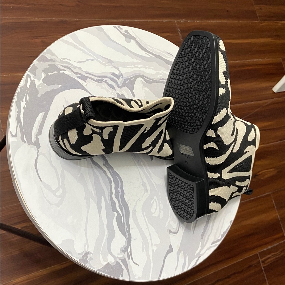 Vivaia Ecru Tiger Chelsea Boots. Excellent condition. women’s size 8. - Picture 7 of 7